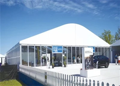 Tenda curva de 25*60m em estoque para capturar seu evento de Natal